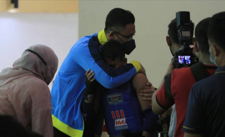 Melaju Ke Final PON XX, Atlet Muaythai Banten Nangis Dipelukan Wagub Andika