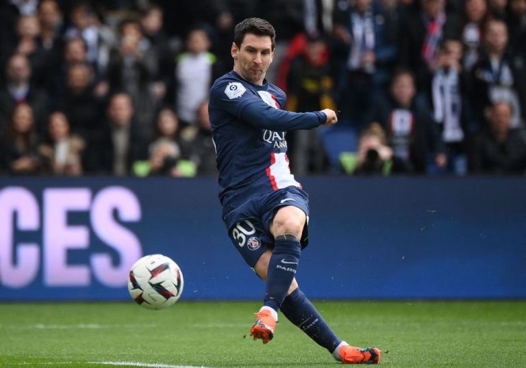 Tendangan Bebas Messi Tentukan Kemenangan Les Parisiens