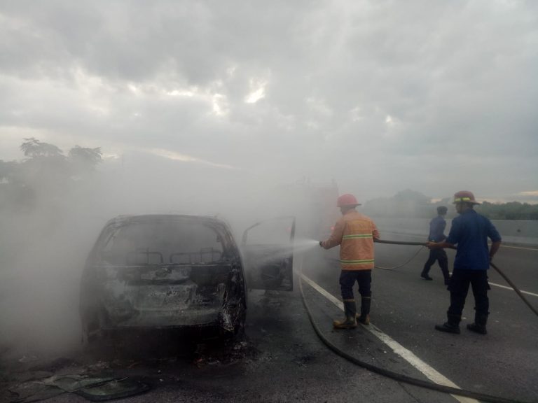 Mobil Minibus Innova Hangus Terbakar di Tol Cikande