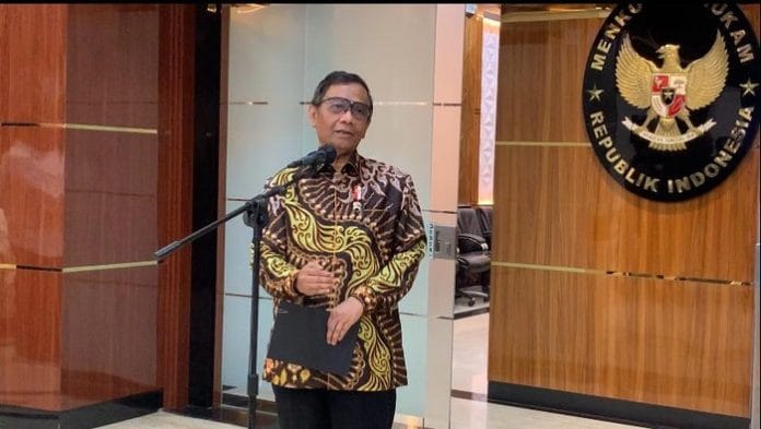Mahfud MD Tantang Benny Harman-Arteria Dahlan Hadiri Rapat Rp 349 T di DPR