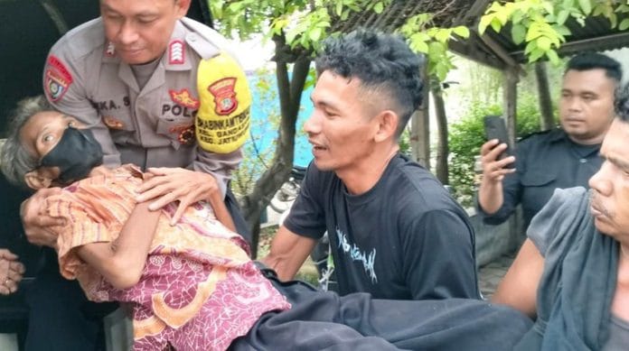 Sungguh Tega, Kakek Lumpuh Dibuang Anak di Jalanan Tangerang
