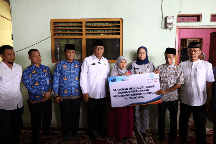 Wali Kota Tangsel Serahkan Santunan Kematian dari Jasa Raharja ke Korban Kecelakaan Bus di Tegal