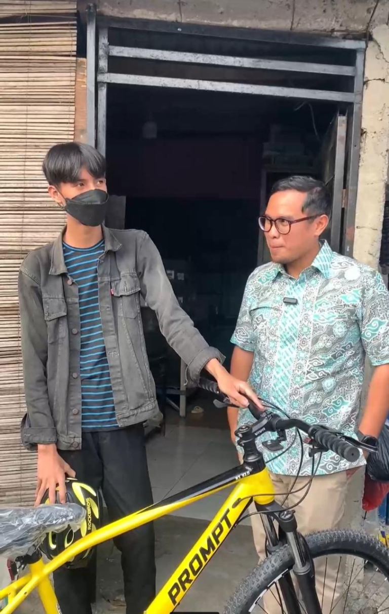 Jalan Kaki ke Sekolah Sejauh 12 KM, Viky Pelajar Asal Tangsel Terima Bantuan Sepeda dari Pilar