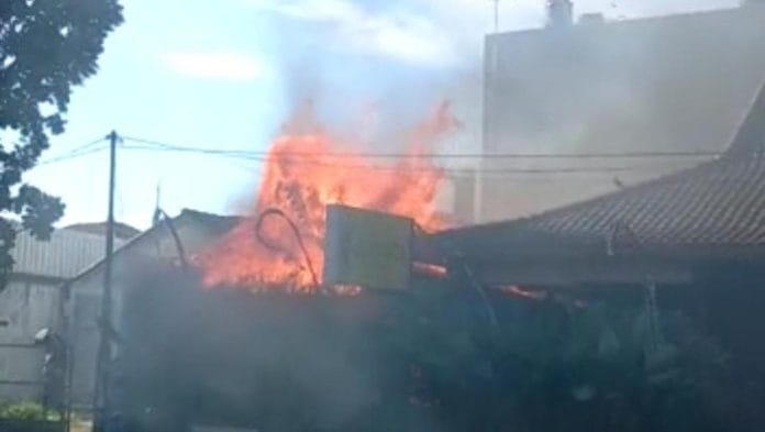 Rumah Makan Jasunda di BSD Tangsel Terbakar, 8 Mobil Pemadam Dikerahkan