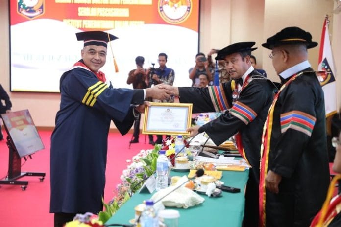 Bupati Tangerang Raih Gelar Doktor Dengan Predikat Cum Loude