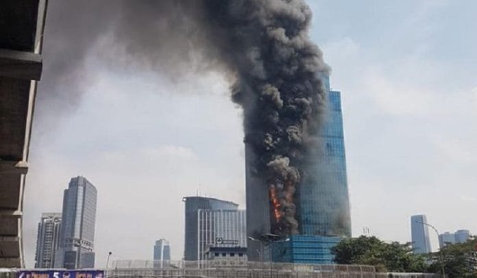 Penampakan Kobaran Api Saat Lalap K-Link Tower Jaksel