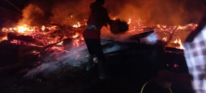 Rumah Panggung di Lebak Hangus Terbakar, 1 Orang Tewas