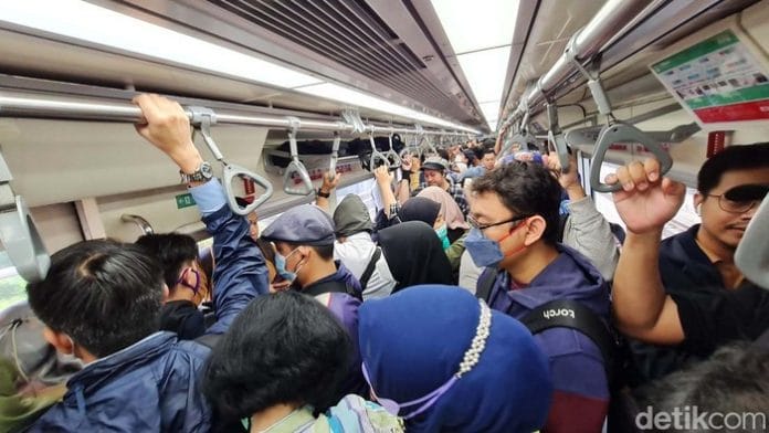 KAI Buka Suara Soal Keluhan Kereta LRT Jabodebek Yang Sempit