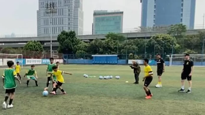 Borussia Dortmund Beri Coaching Clinic untuk 30 Pesepak Bola Muda Tangsel