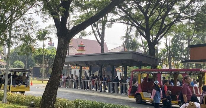 Warga Berbondong-bondong Padati TMII Usai Resmi Punya Wajah Baru