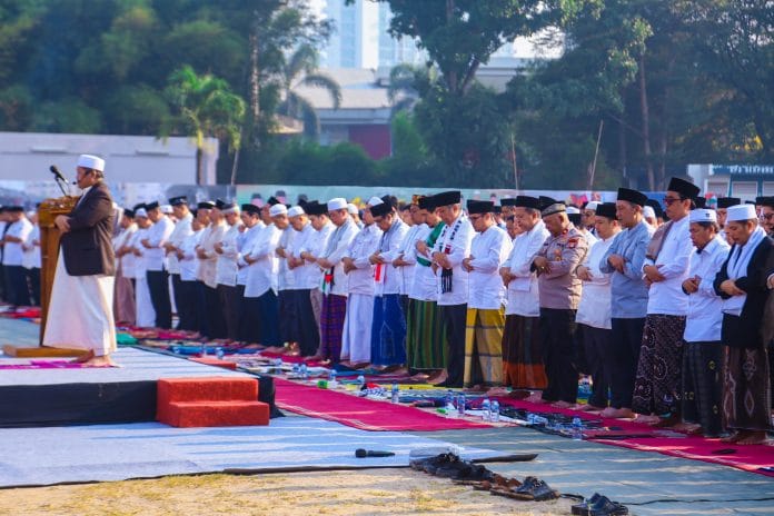 Benyamin Bersama Ribuan Masyarakat Lakukan Salat Istisqa'