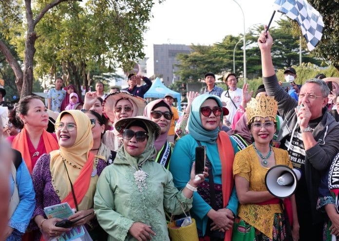 Dihadiri Benyamin, Ribuan Masyarakat Meriahkan Parade Budaya Tangsel Berkebaya