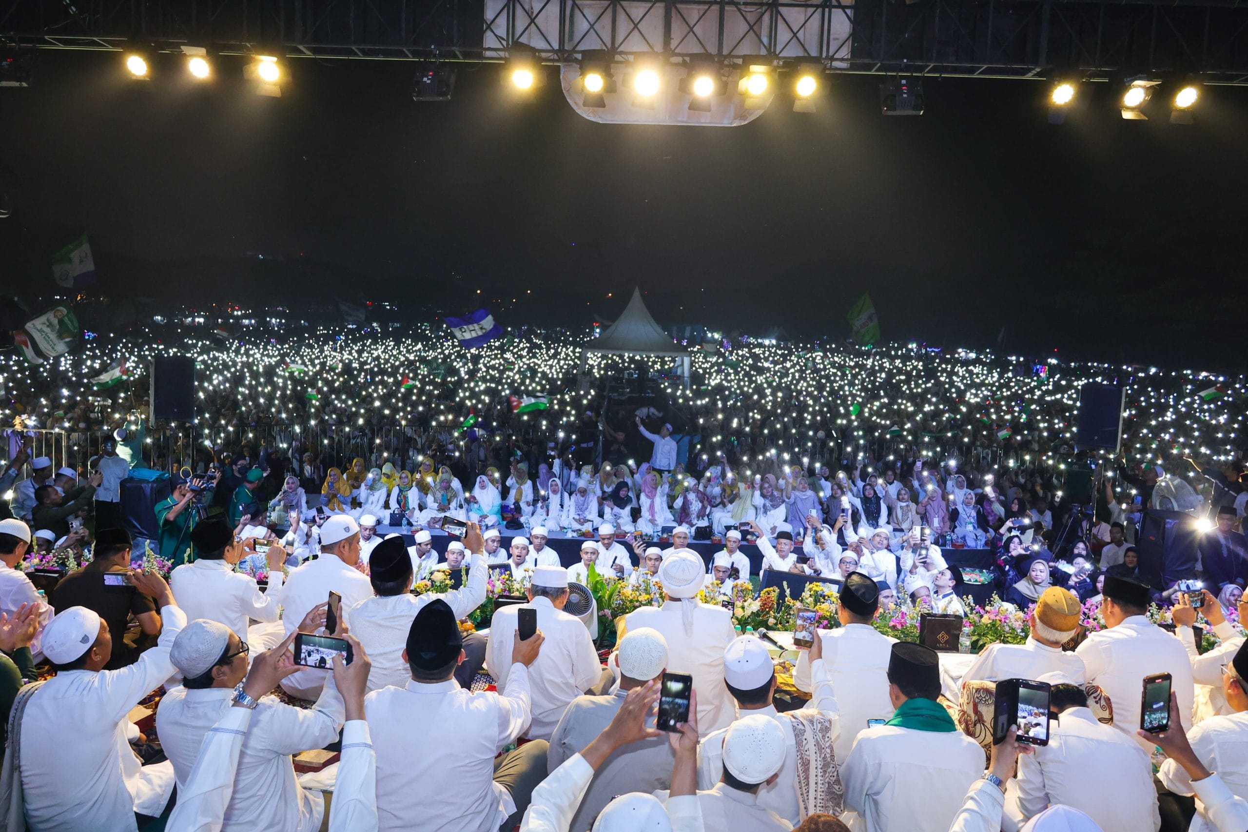 Foto : Ribuan masyarakat menghadiri kegiatan Tangsel Bersholawat dalam rangka Hari Ulang Tahun (HUT) Tangsel ke-15 Tahun