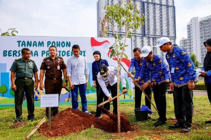 Bersama Presiden Jokowi, Pilar Ikuti Gerakan Tanam Pohon Bersama