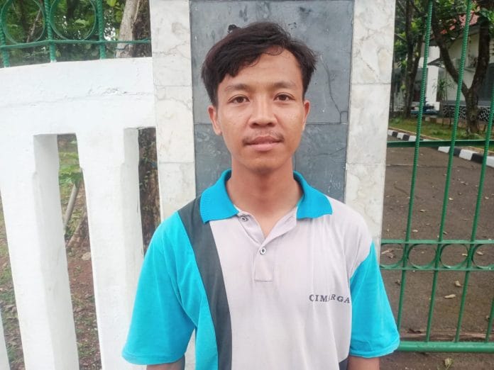 Miris !!, Guru Honorer di Lebak Jalan Kaki Sejauh 2KM Untuk Ngajar, Gajinya Rp300 Ribu