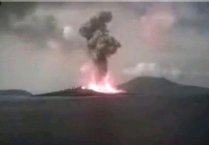 Anak Gunung Krakatau Meletus Setinggi 1.000 Meter