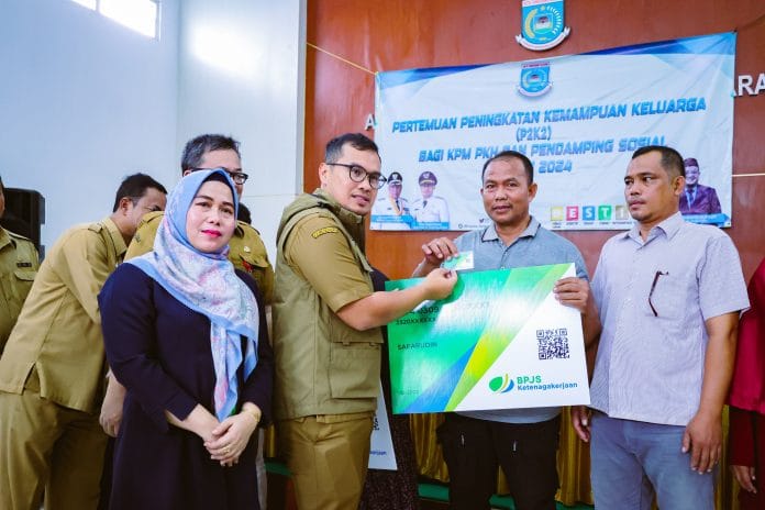 Wakil Walikota Tangsel Serahkan Santunan Jaminan Kematian ke Ahli Waris Peserta BPJS Ketenagakerjaan