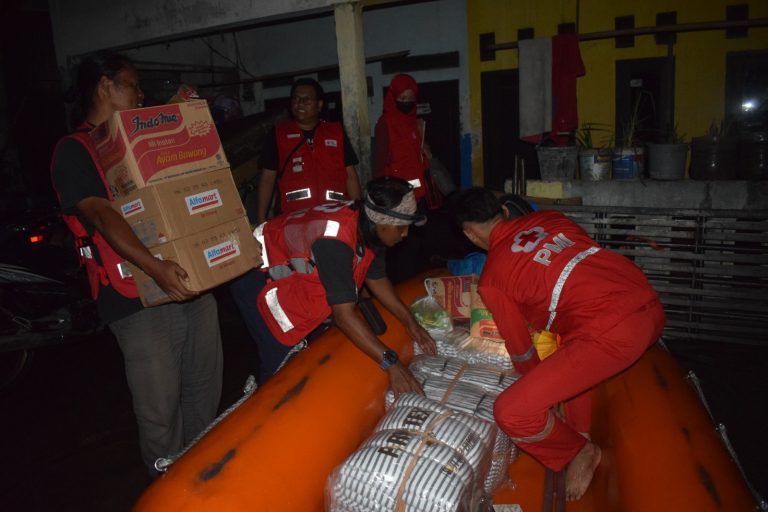 PMI Kota Tangerang Distribusikan Bantuan Logistik Banjir Cipondoh