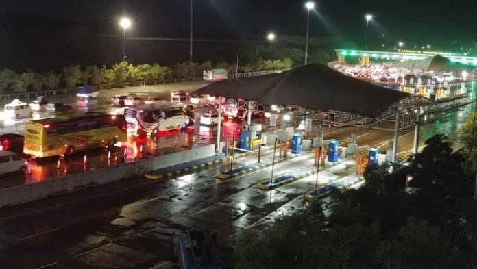 Gerbang Tol Cikampek Utama Mulai dipadatati Pemudik Kendaraan Malam Ini