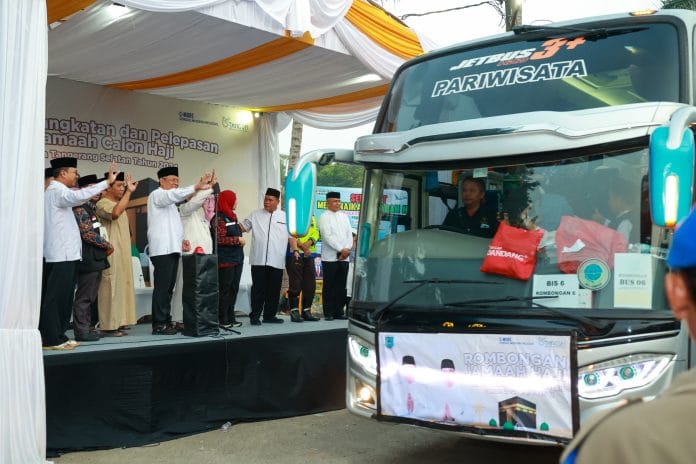 Wali Kota Tangsel, Benyamin Davnie melepas keberangkatan 393 calon jemaah haji asal Tangsel, Kamis (16/05).