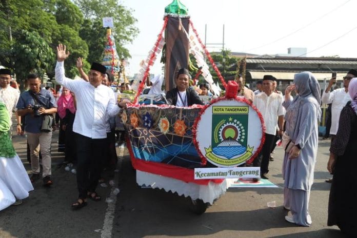 Ribuan Jemaah Ikuti Arak-Arakan Perahu dan Gunungan Muludan Al Ittihad Kota Tangerang