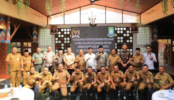 TANGERANG - Penjabat Walikota Tangerang Nurdin dilaporkan ke Bawaslu Kota Tangerang, Selasa (10/9/2024). Nurdin dinilai menyalahgunakan wewenang karena memfasilitasi bakal calon wakil gubernur Banten Dimyati Natakusumah dengan agenda kunjungan Komisi III DPR RI.