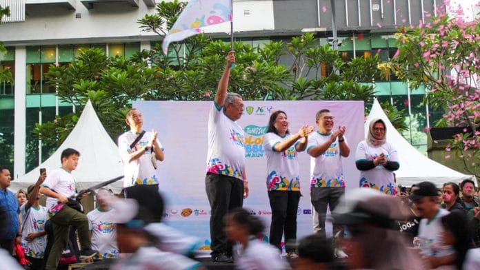 Gerimis Tak Surutkan Ribuan Peserta Meriahkan Tangsel Color & Bubble Run 2024