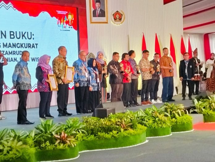 PWI Pusat Anugrahi Mantan Bupati Tangerang Zaki Iskandar Pin Emas di Perayaan HPN 2025
