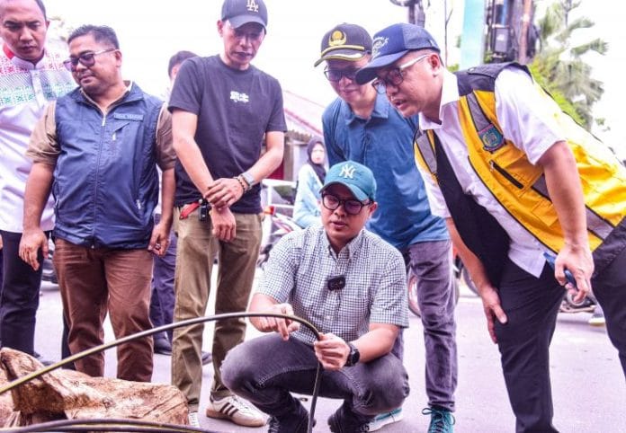 Hari Pertama Kerja, Wakil Walikota Pilar Saga Ichsan Tertibkan Kabel Semrawut