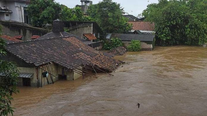 KAB. SERANG – Sebanyak 160 kepala keluarga terdampak akibat banjir yang melanda Desa Rancasanggal Kecamatan Cinangka Kabupaten Serang. Kondisi ini diperkirakan akan semakin parah.