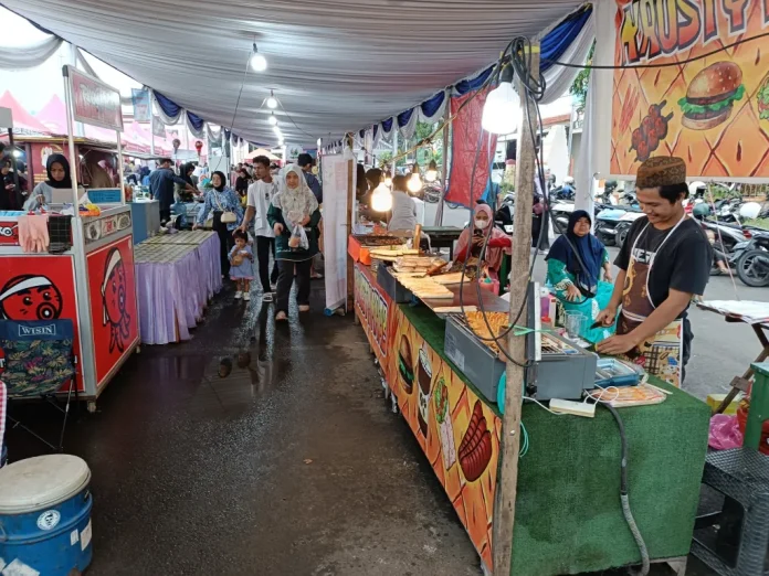 Bazar Jajanan Takjil di Masjid Agung Kota Serang Ramai Dipadati Pengunjung