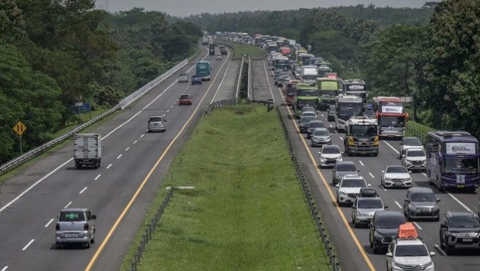 H-5 Lebaran, Lalu Lintas Tol Cipali Arah Cirebon Mulai Padat Kendaraan