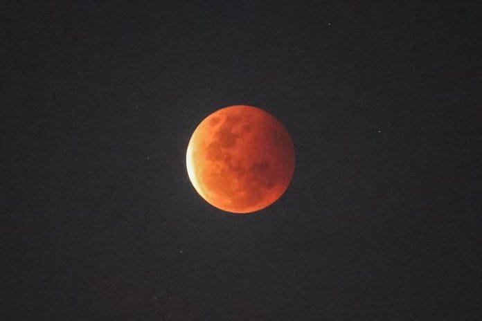 Gerhana Bulan Total Berwarna Merah Darah Bakal Muncul 14 Maret 2025