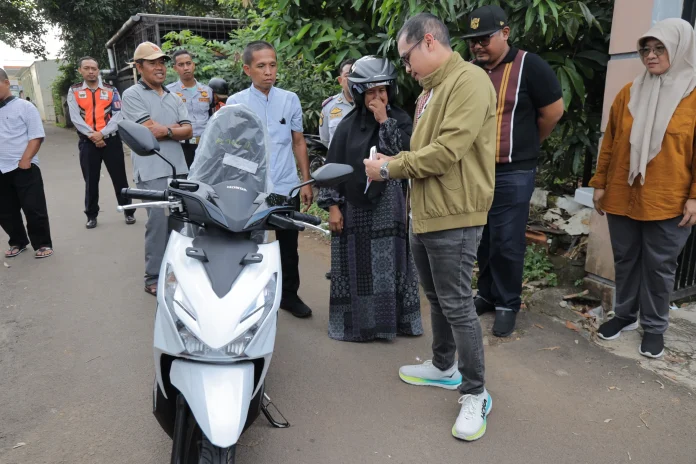 Wakil Walikota Tangsel Gantikan Motor Petugas Kebersihan yang Dicuri Saat Bertugas