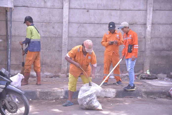 Pasca Penertiban PKL, DLH Tangsel Gelar Operasi Bersih di Pasar Ciputat