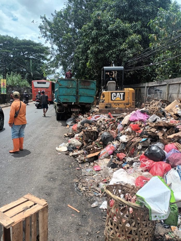 DLH Tangsel Gelar Operasi Bersih Berkala di Pasar Cimanggis