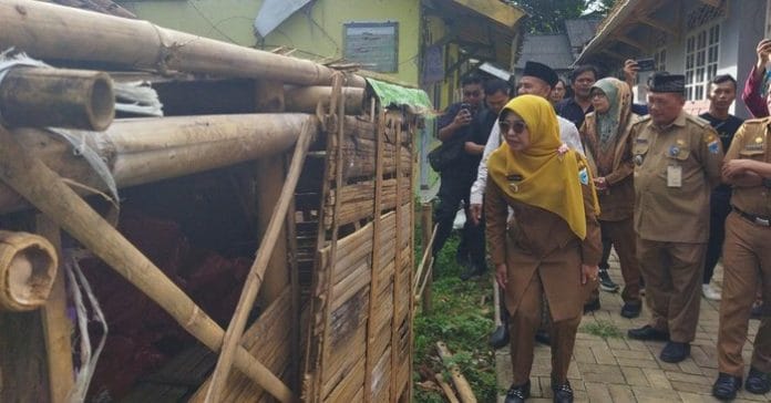 Bupati Pandeglang Janji Beri Rumah untuk Warganya yang Tinggal di Gubuk