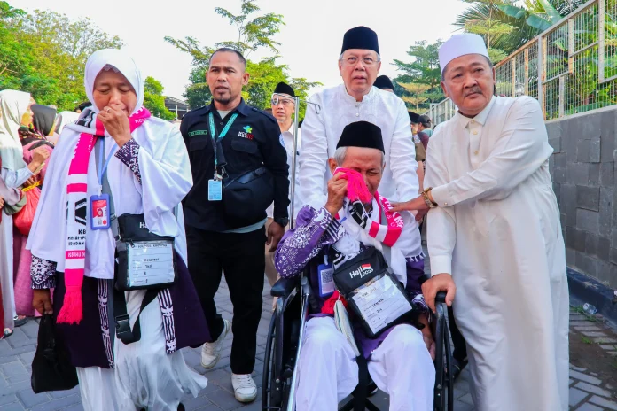 Haru dan Khidmat ! Pesan Walikota Benyamin Iringi Keberangkatan 393 Jemaah Haji Kota Tangsel