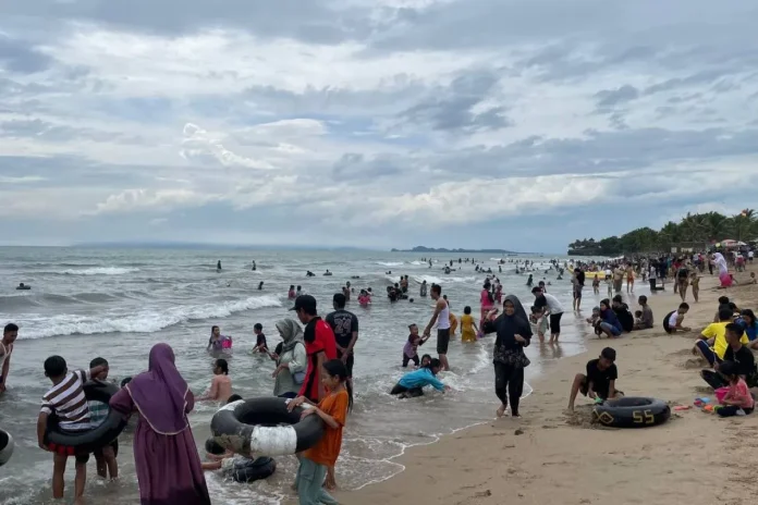 Cegah Pungli, Polisi Lakukan Patroli di Wisata Pantai Anyer