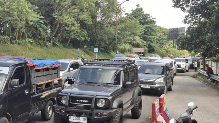 Bogor - Satlantas Polres Bogor menyebut, arus kendaraan menuju Puncak, Bogor, Jawa Barat mengalami peningkatan sejak dinihari tadi. Tercatat sekitar 9 ribu kendaraan masuk ke kawasan Puncak sejak pukul 00.00 WIB-08.00 WIB, atau sekitar 1.100 kendaraan setiap satu jam.