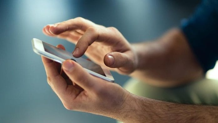 Kenapa Kita Suka Cek HP Tanpa Alasan? Ternyata Ini Penjelasannya