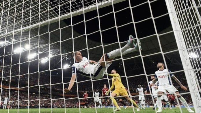 Penyelamatan Emas Micky van de Ven Bawa Tottenham Juara Liga Europa 2024/2025