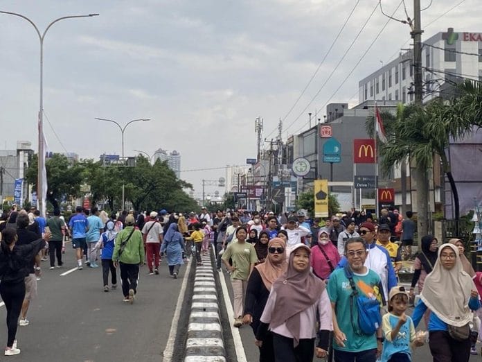 Perdana Gelar CFD, Warga Depok Padati Jalan Margonda Hingga Macet Panjang