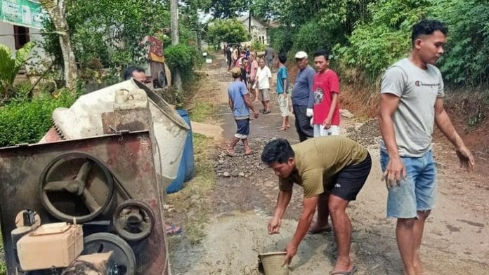 Peran Pemkab Pandeglang Dipertanyakan Lantaran Warga Swadaya Bangun Jalan yang Rusak