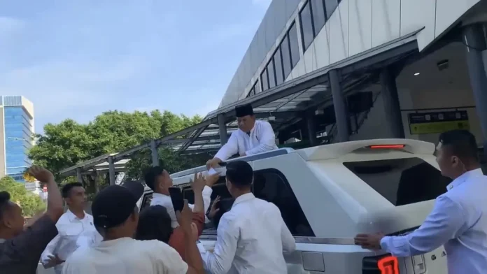 Momen Prabowo Bagi-Bagi THR Usai Salat Idul Adha di Masjid Istiqlal