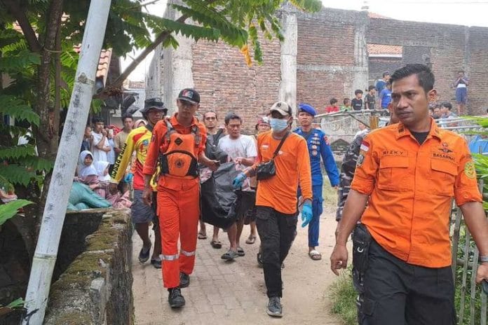 Seorang Bocah Ditemukan Meninggal Setelah 3 Hari Tenggelam di Pantai Karang Bolong