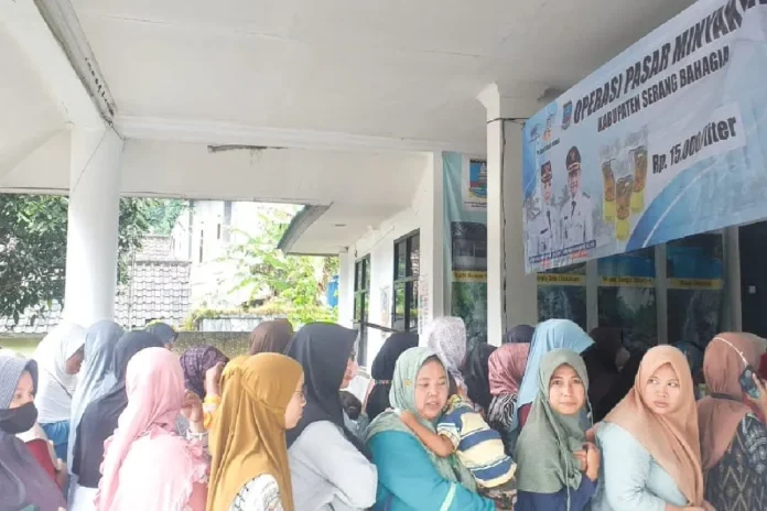 Bantu Masyarakat, Pemkab Serang Gelar Operasi Pasar Minyak Goreng di 29 Kecamatan