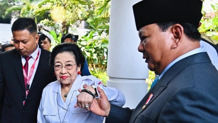 Momen Keakraban Prabowo dan Megawati: Bisik-bisik hingga Gandeng Tangan