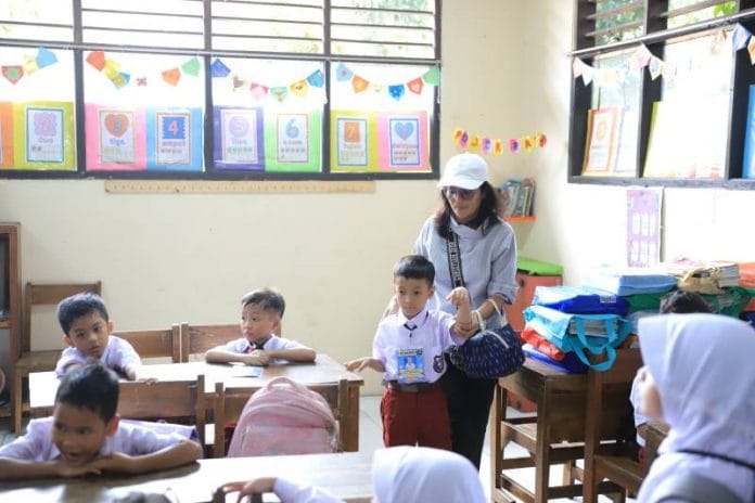 Masyarakat Kota Tangerang Antusias Antar Anak di Hari Pertama Masuk Sekolah