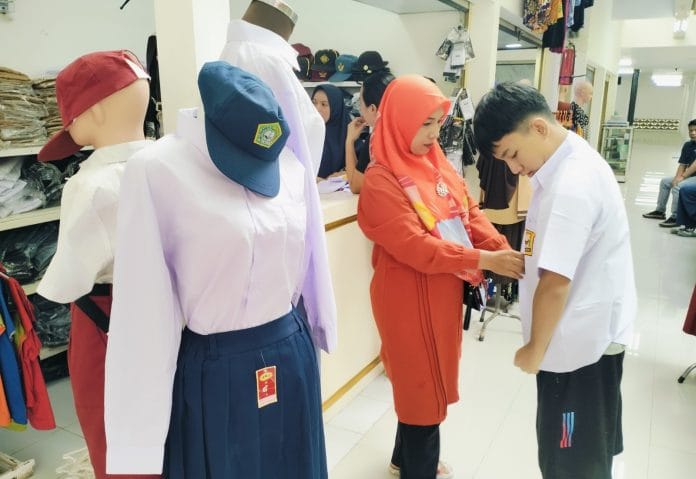 Jelang Tahun Ajaran Baru, Pasar Anyar Tangerang Diserbu Masyarakat Berburu Seragam Sekolah